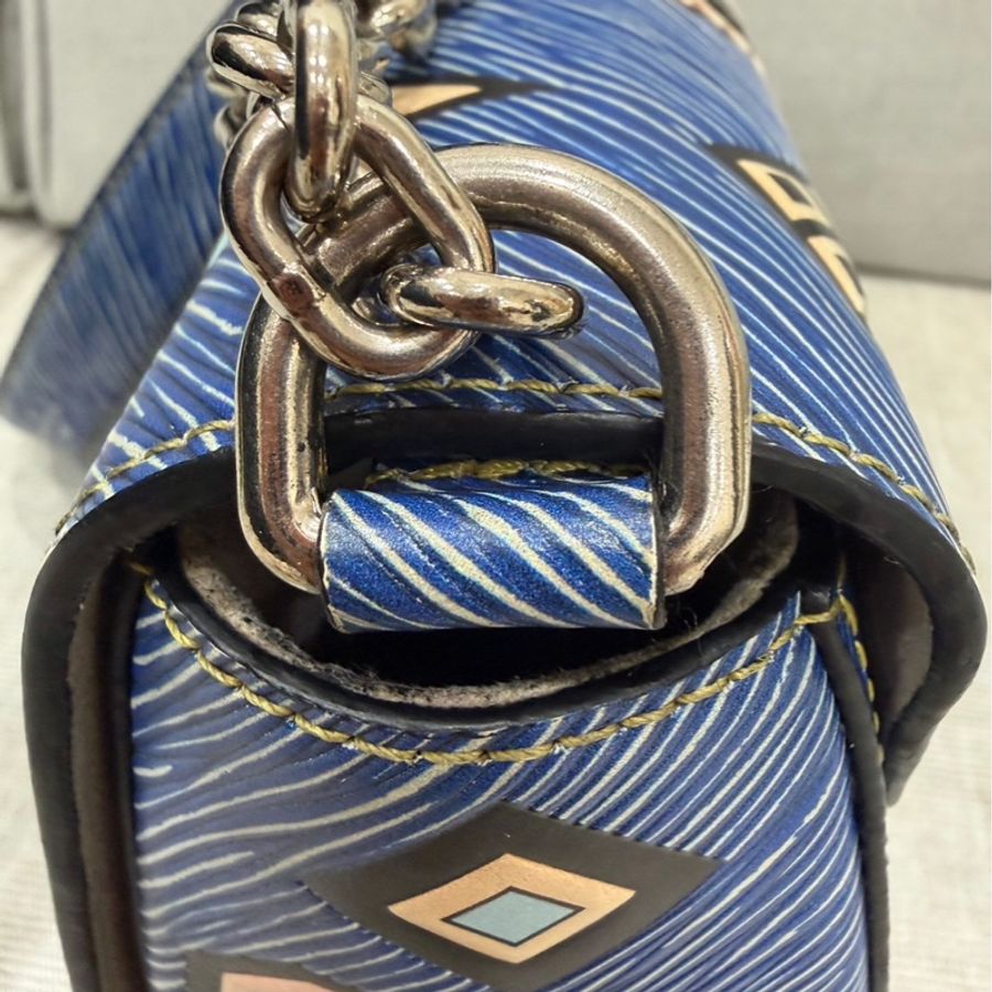 LV 路易威登 限量款藍色 epi水波紋塗鴉旋轉扣 Twist鏈條包 肩背包-16