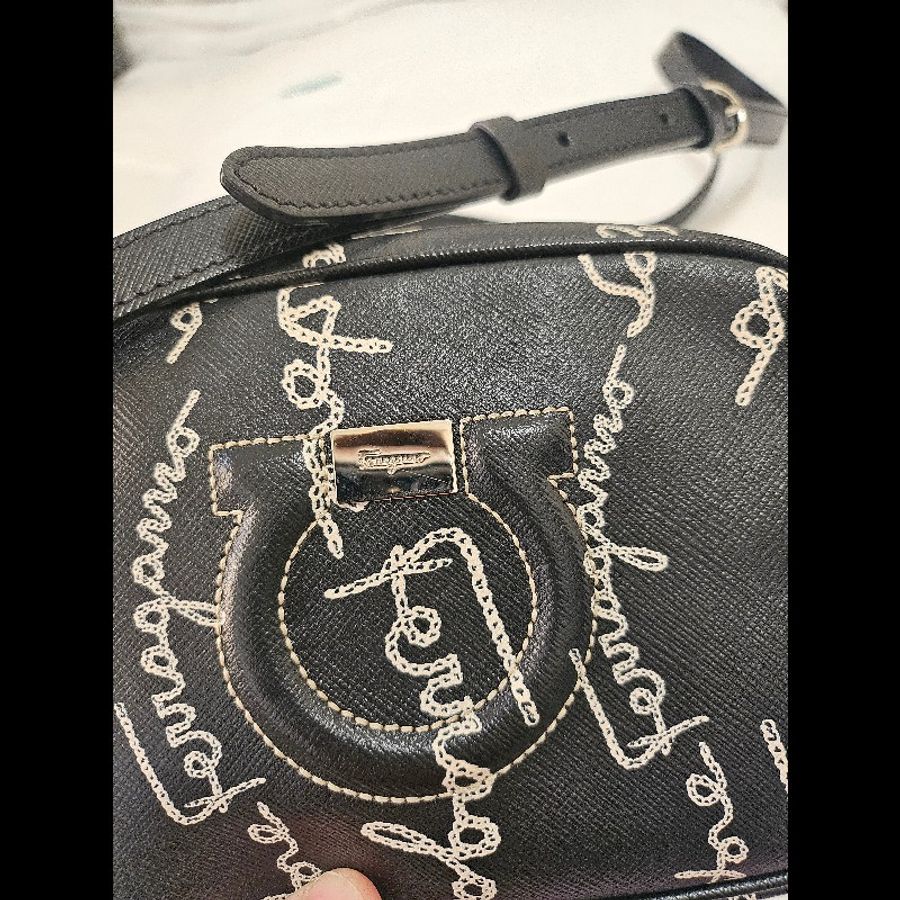經典與潮流的完美平衡 ✨ Salvatore Ferragamo 草寫 Logo 復古相機包
​這款包包真的寫了我的名字！🖤-9