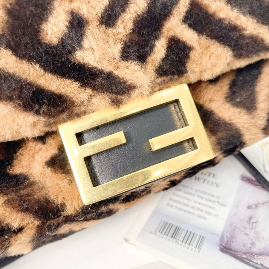 Fendi Baguette mini 焦糖色泰迪毛絨法棍包19×4×11.5 98新配件塵袋-4