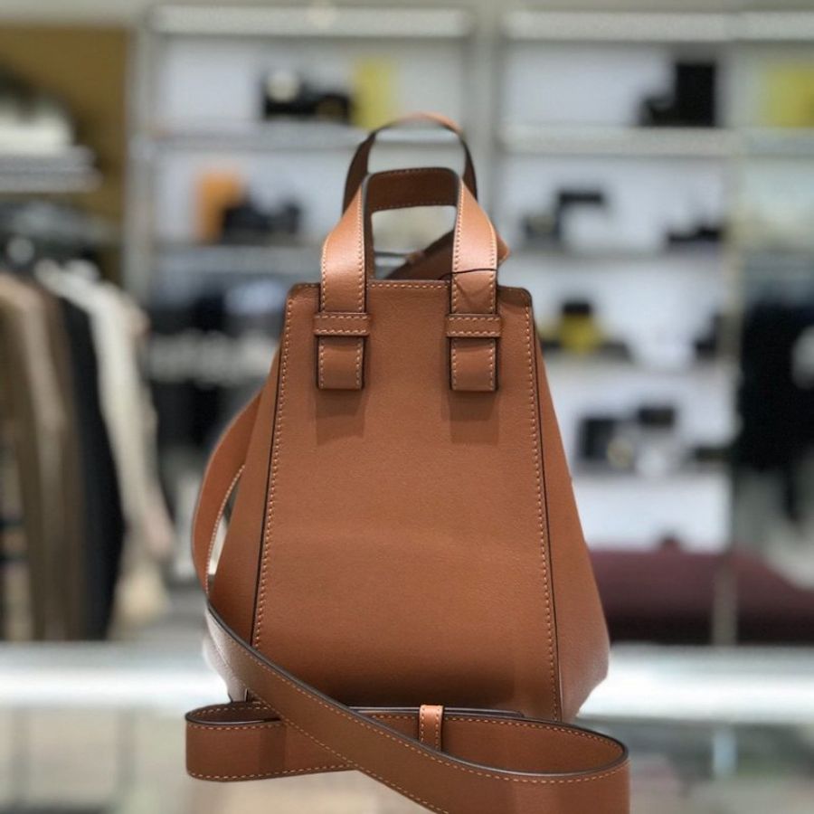 🎊佳節特賣🎁Loewe 經典小牛皮 Compact Hammock 吊床包 焦糖色-1