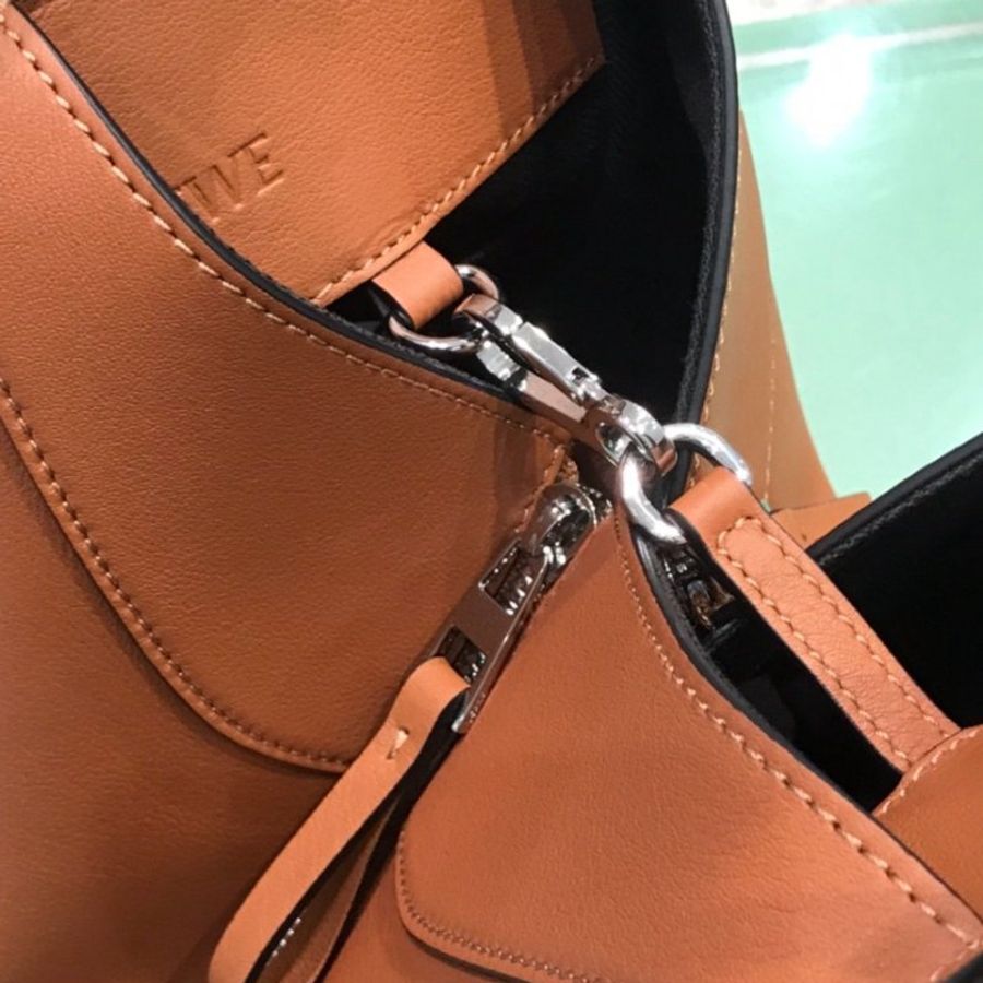 🎊佳節特賣🎁Loewe 經典小牛皮 Compact Hammock 吊床包 焦糖色-16