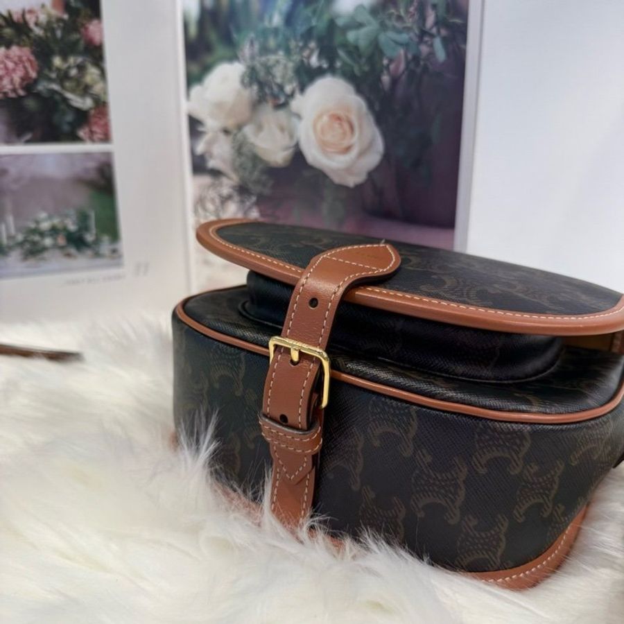 Celine 經典Triomphe 中型馬鞍包-3