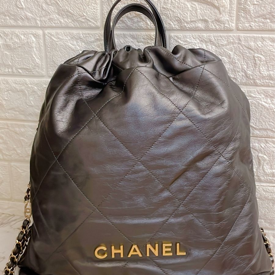 平台最低激甜價近新芯片款✨Chanel香奈兒 22 bag新款backpack 亮面小牛皮金釦抽繩雙肩後背包購物袋垃圾袋(金釦)-1