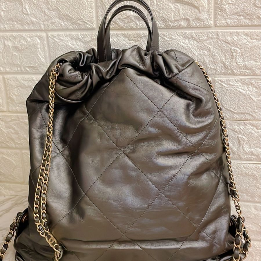 平台最低激甜價近新芯片款✨Chanel香奈兒 22 bag新款backpack 亮面小牛皮金釦抽繩雙肩後背包購物袋垃圾袋(金釦)-2