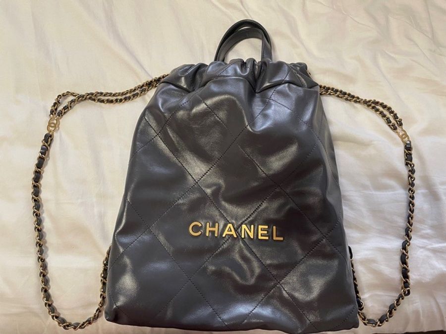 平台最低激甜價近新芯片款✨Chanel香奈兒 22 bag新款backpack 亮面小牛皮金釦抽繩雙肩後背包購物袋垃圾袋(金釦)-3