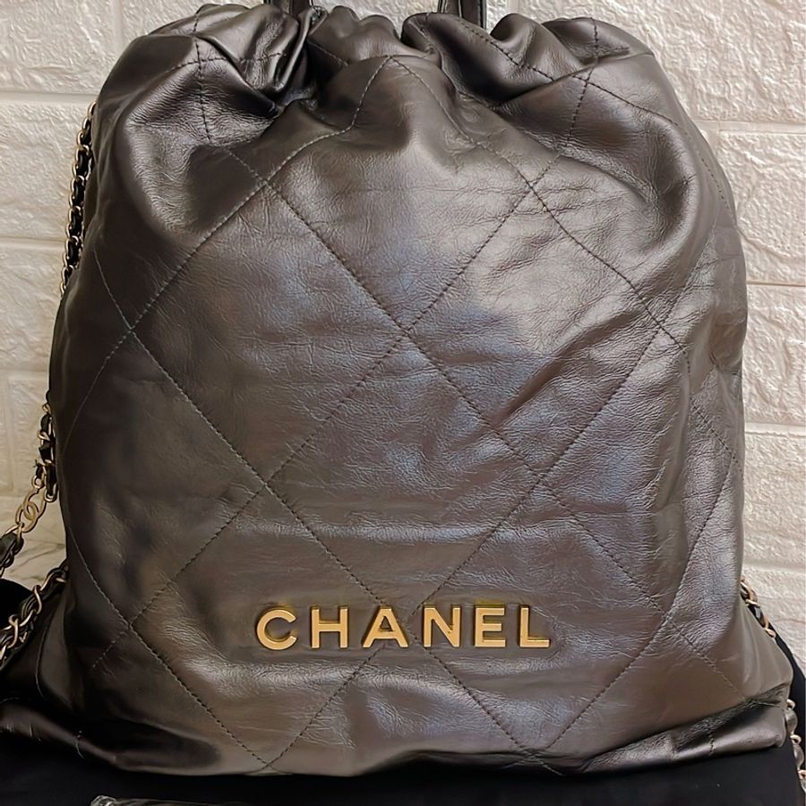 平台最低激甜價近新芯片款✨Chanel香奈兒 22 bag新款backpack 亮面小牛皮金釦抽繩雙肩後背包購物袋垃圾袋(金釦)-4