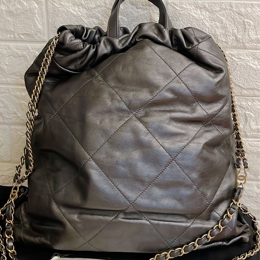 平台最低激甜價近新芯片款✨Chanel香奈兒 22 bag新款backpack 亮面小牛皮金釦抽繩雙肩後背包購物袋垃圾袋(金釦)-6
