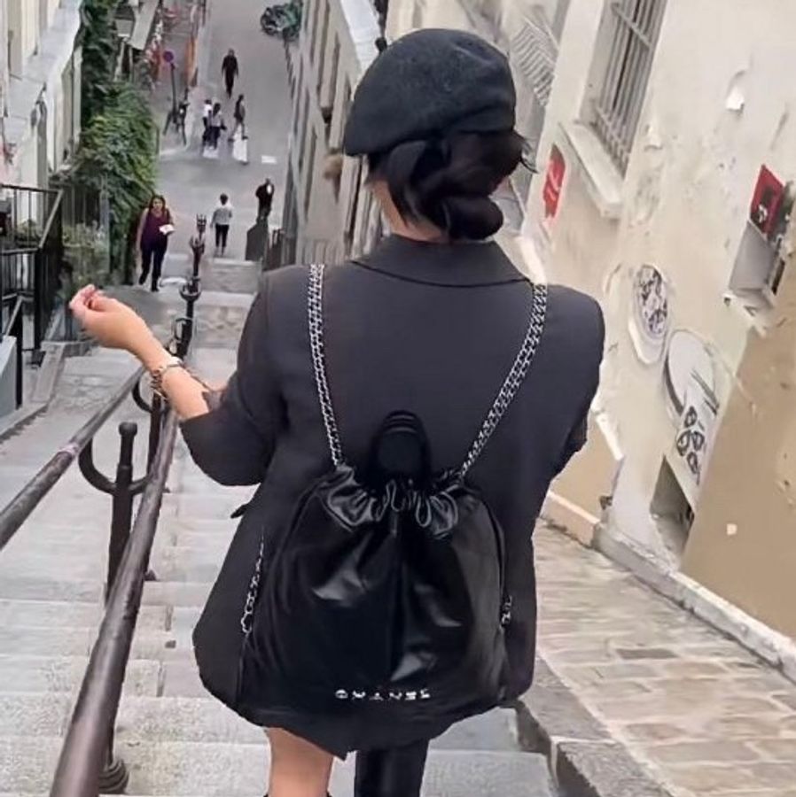 平台最低激甜價近新芯片款✨Chanel香奈兒 22 bag新款backpack 亮面小牛皮金釦抽繩雙肩後背包購物袋垃圾袋(金釦)-11