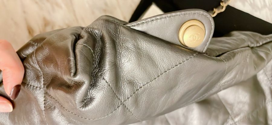 平台最低激甜價近新芯片款✨Chanel香奈兒 22 bag新款backpack 亮面小牛皮金釦抽繩雙肩後背包購物袋垃圾袋(金釦)-15