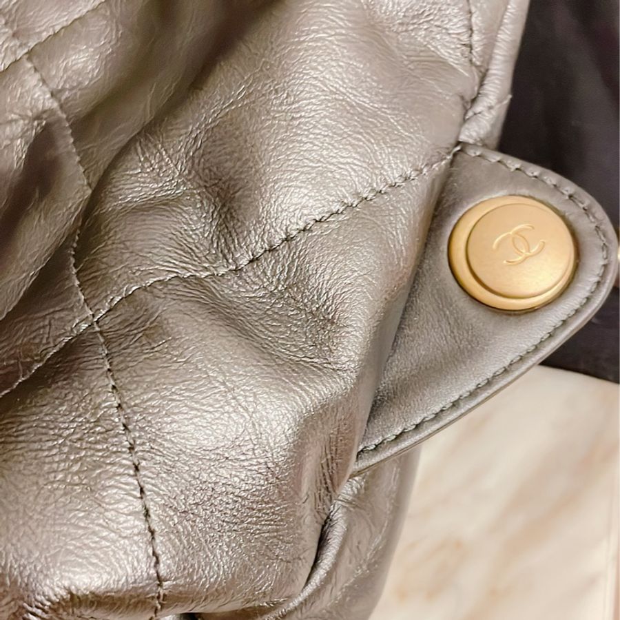 平台最低激甜價近新芯片款✨Chanel香奈兒 22 bag新款backpack 亮面小牛皮金釦抽繩雙肩後背包購物袋垃圾袋(金釦)-19