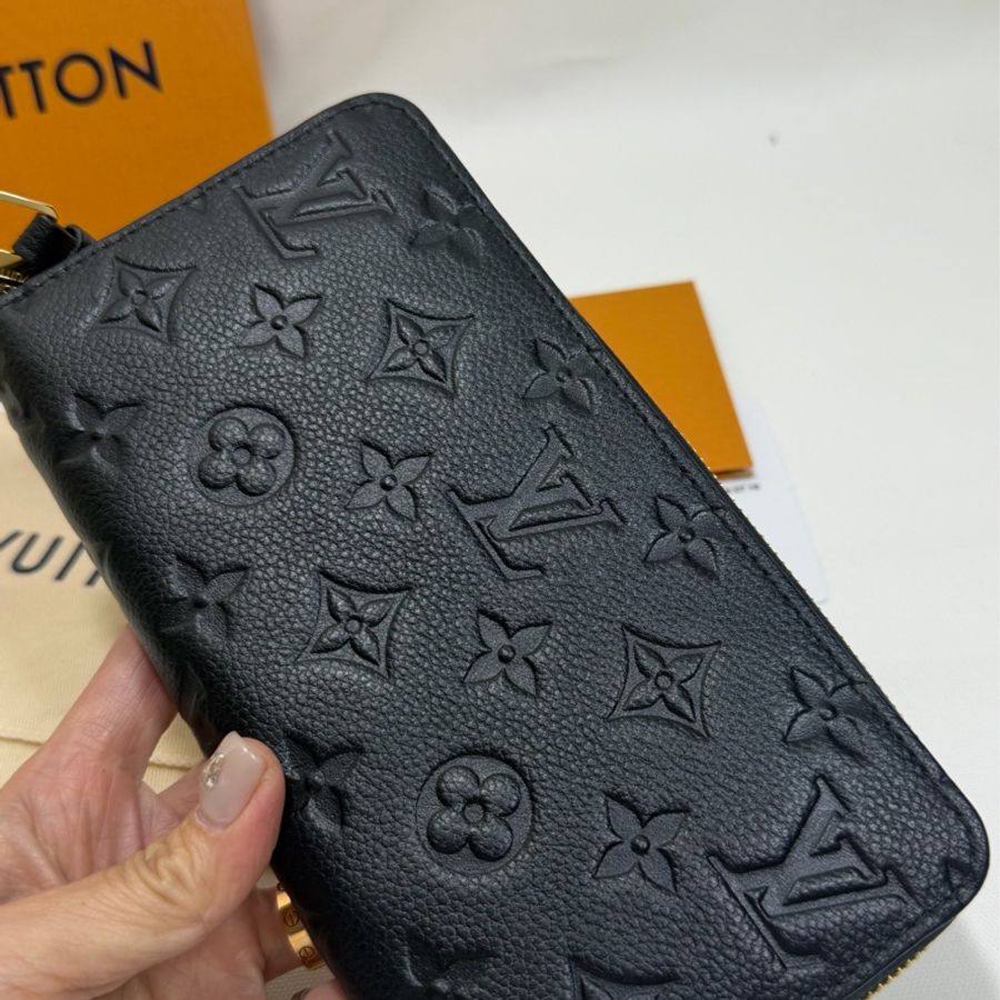L v黑色全皮壓紋拉鏈長夾 m61864-10