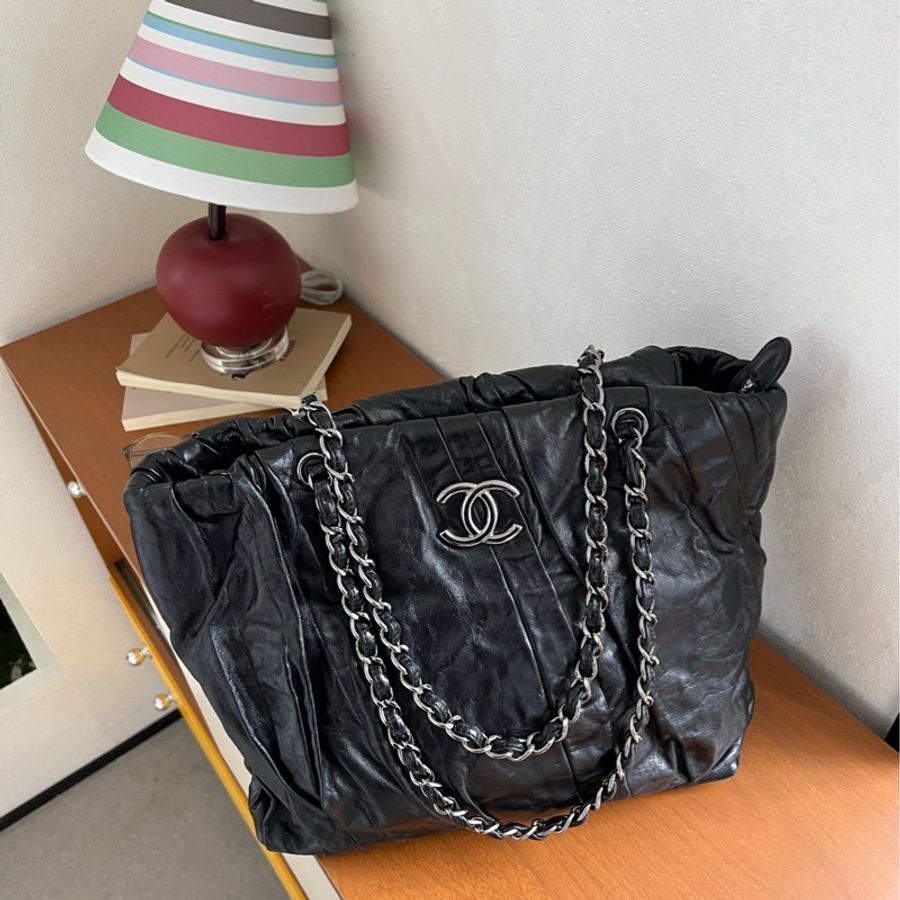 chanel黑銀油蠟皮褶皺購物袋-0