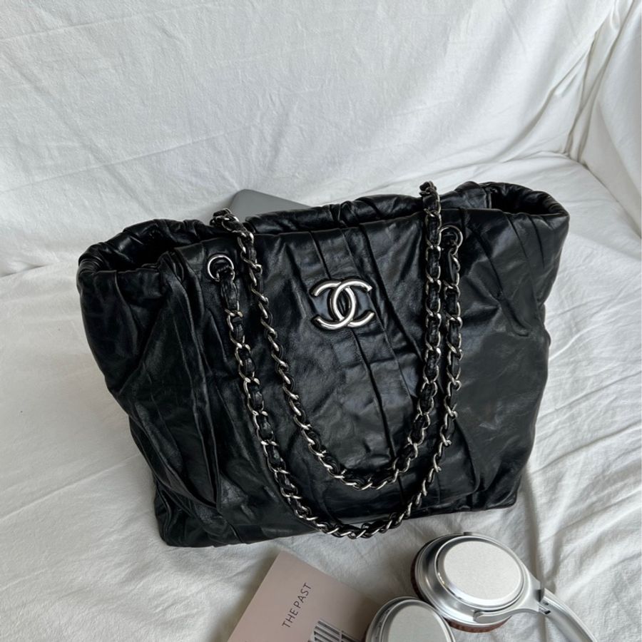 chanel黑銀油蠟皮褶皺購物袋-3