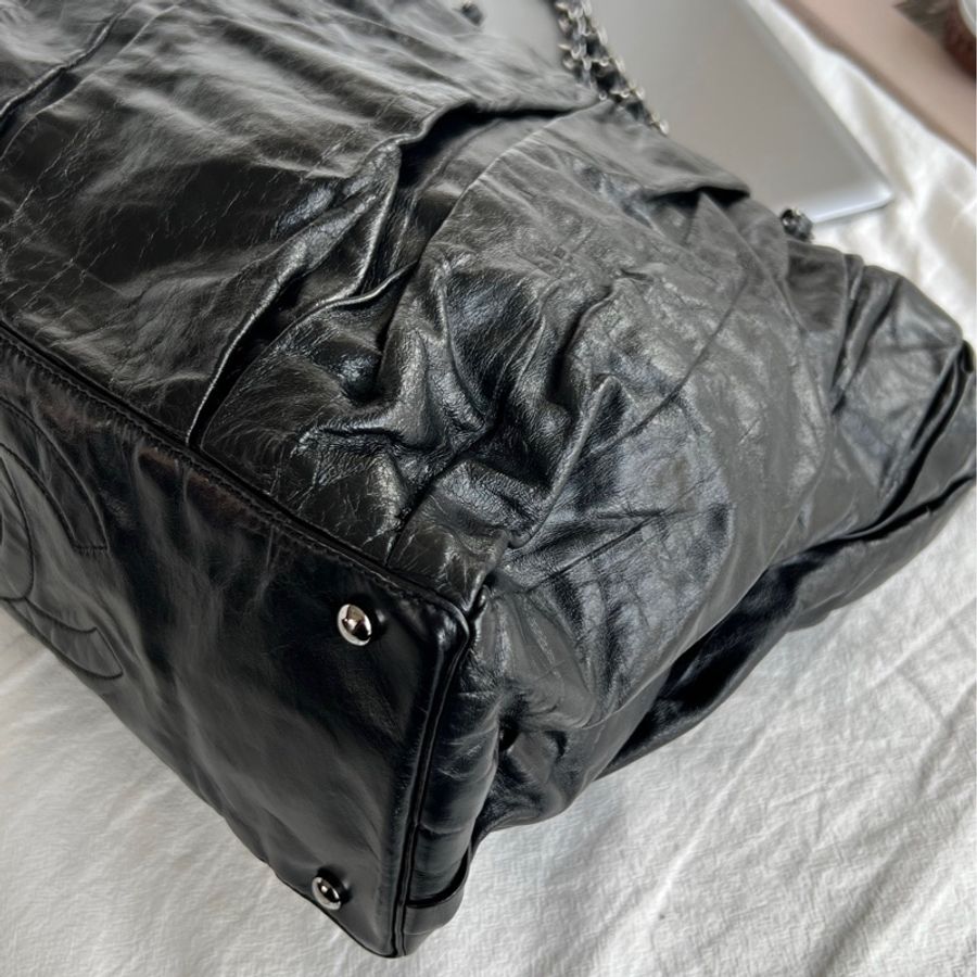 chanel黑銀油蠟皮褶皺購物袋-12