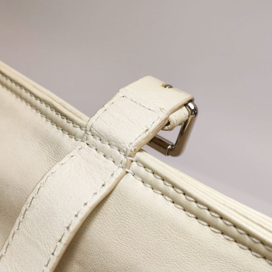 Balenciaga Le Cagole羊皮純色環形扣飾手拿包-19