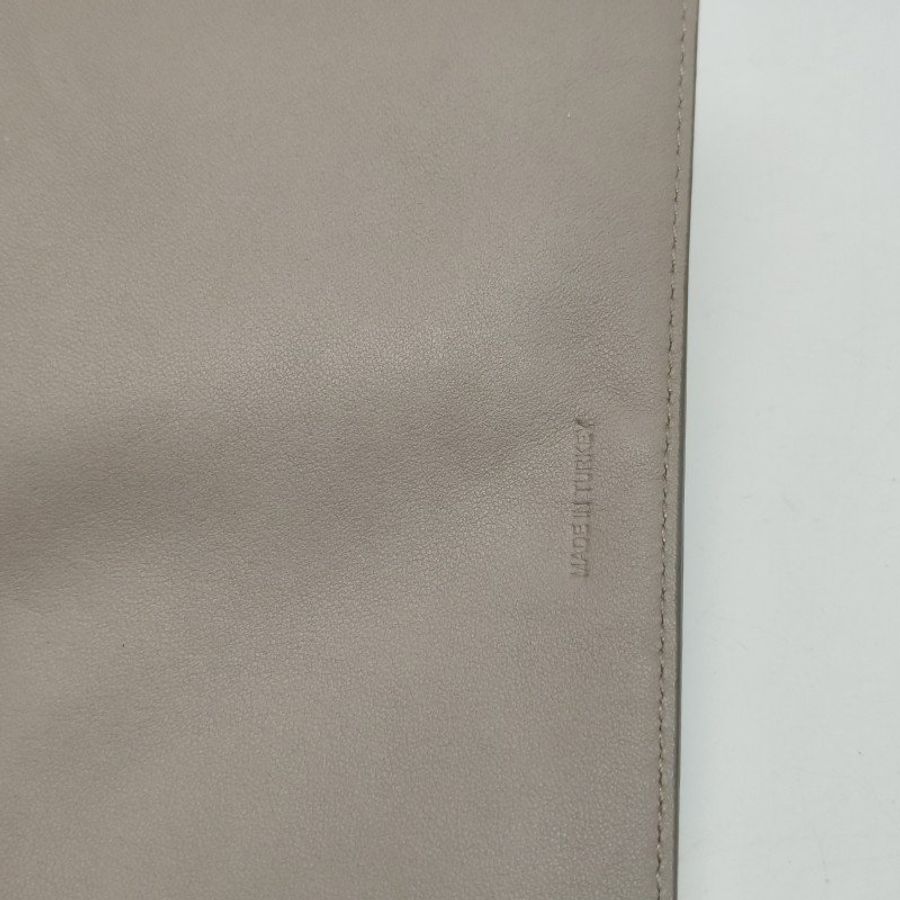 Miu Miu羊皮純色字母Logo拉鏈手拿包-11