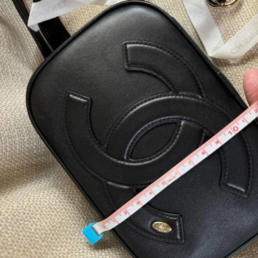 小巴黎二手名牌真品chanel 黑金 胸口 斜背 腰包 黑金 未使用-3