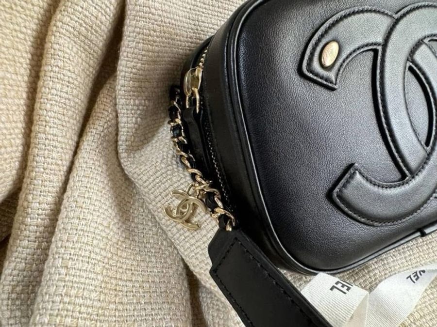 小巴黎二手名牌真品chanel 黑金 胸口 斜背 腰包 黑金 未使用-8