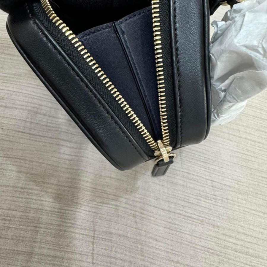 小巴黎二手名牌真品chanel 黑金 胸口 斜背 腰包 黑金 未使用-10