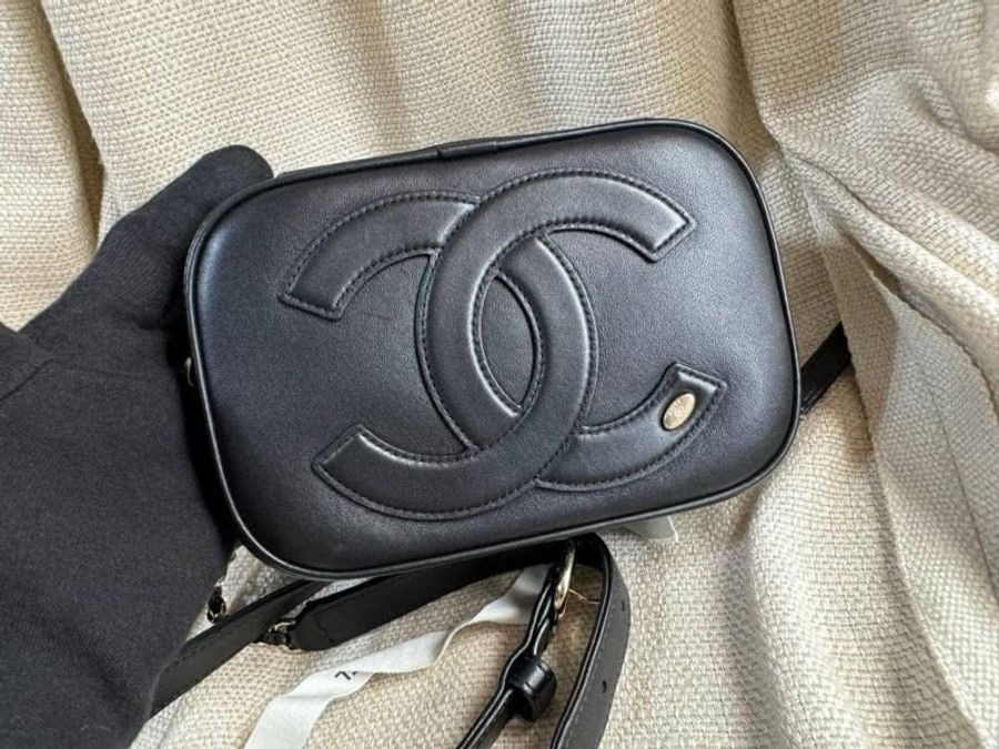 小巴黎二手名牌真品chanel 黑金 胸口 斜背 腰包 黑金 未使用-13
