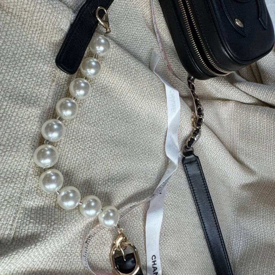 小巴黎二手名牌真品chanel 黑金 胸口 斜背 腰包 黑金 未使用-15