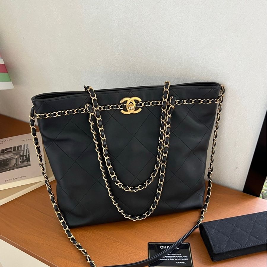 chanel黑金滾邊嬉皮托特包-0