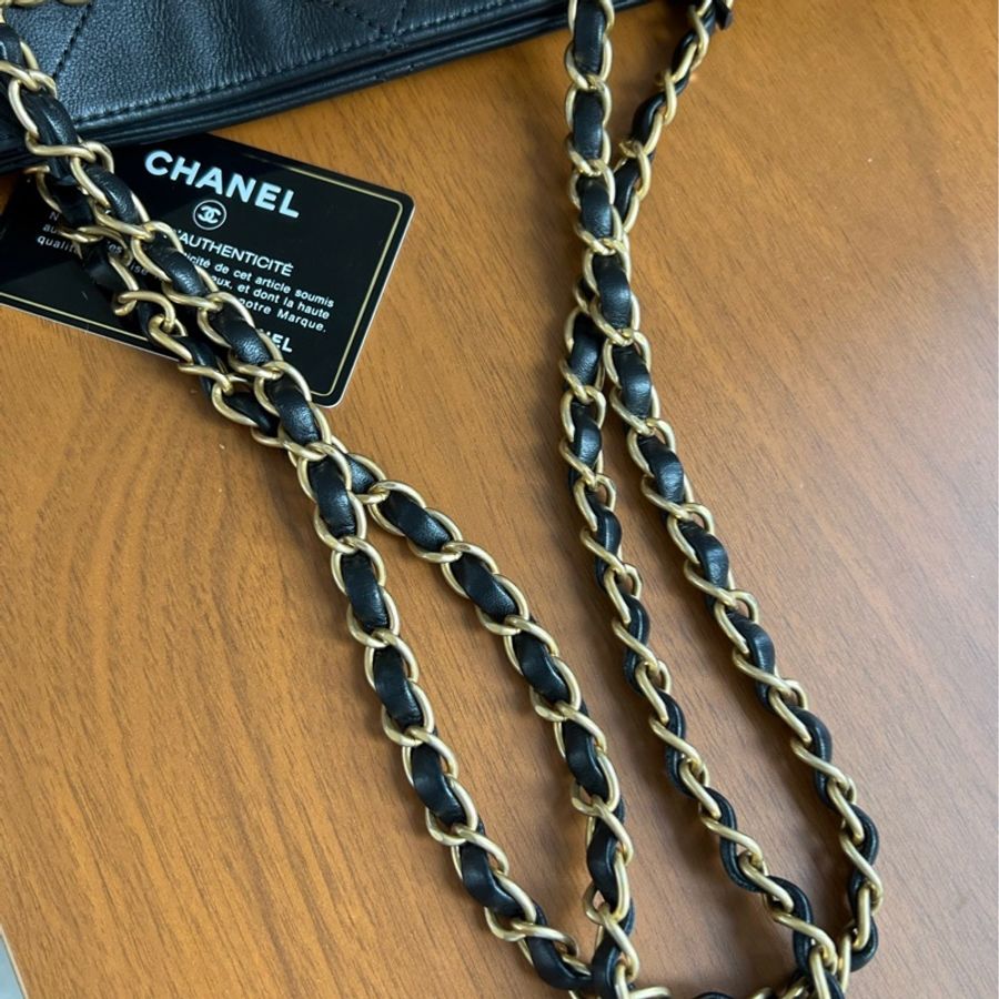 chanel黑金滾邊嬉皮托特包-9