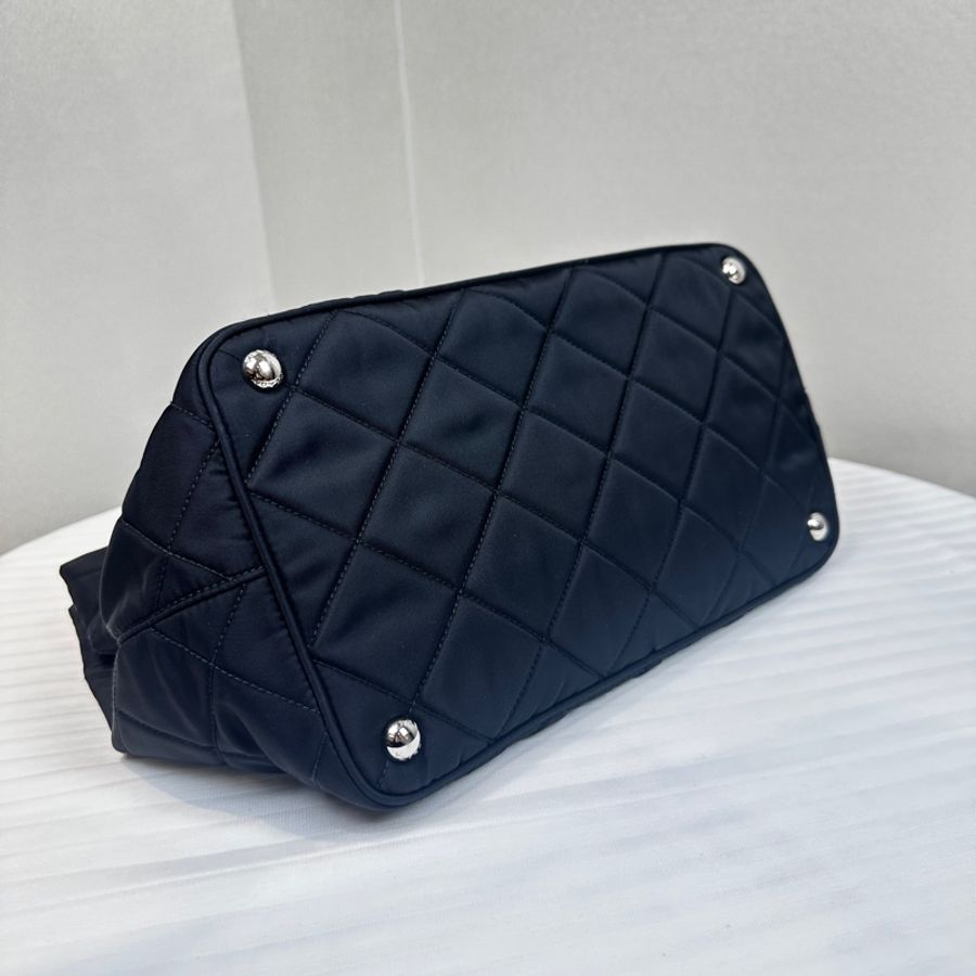 普拉達/Prada Quilted Tote Bag 銀扣黑色尼龍單肩托特包 29x17x22cm-11