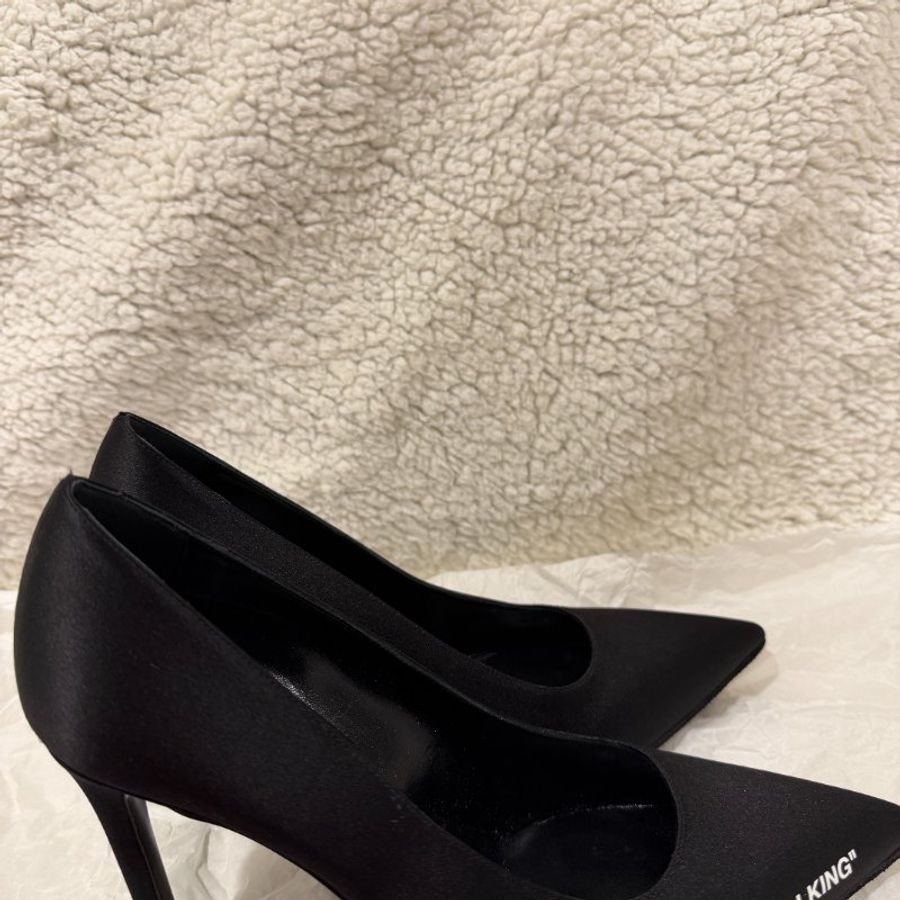 Off-White 黑色緞面尖頭高跟鞋 37號 99新配件塵袋-3