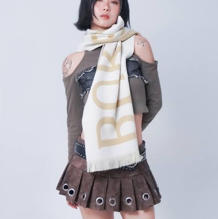 平台最低價近新正品✨ BURBERRY 經典金蔥字母LOGO羊毛圍巾/粉膚色-0
