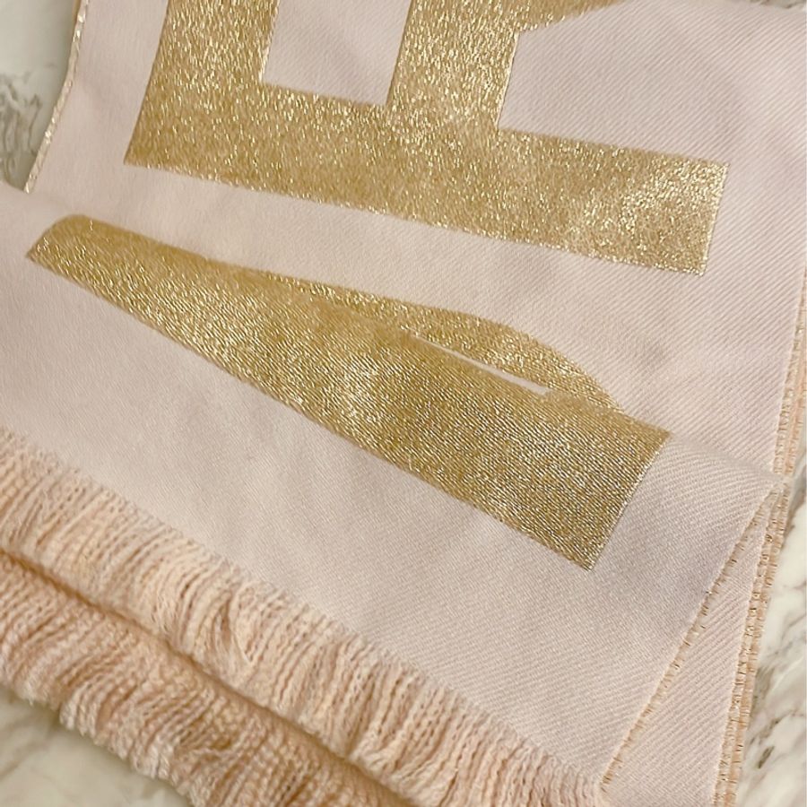 平台最低價近新正品✨ BURBERRY 經典金蔥字母LOGO羊毛圍巾/粉膚色-3