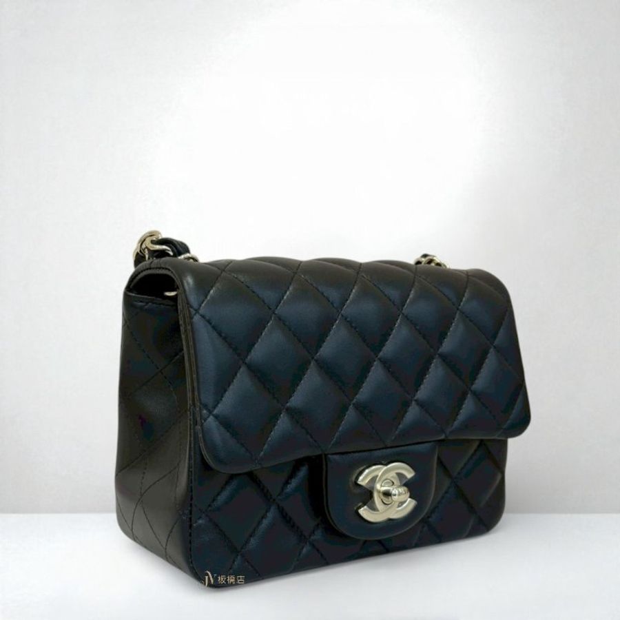 Chanel 黑羊皮淡金釦方胖子A35200-2