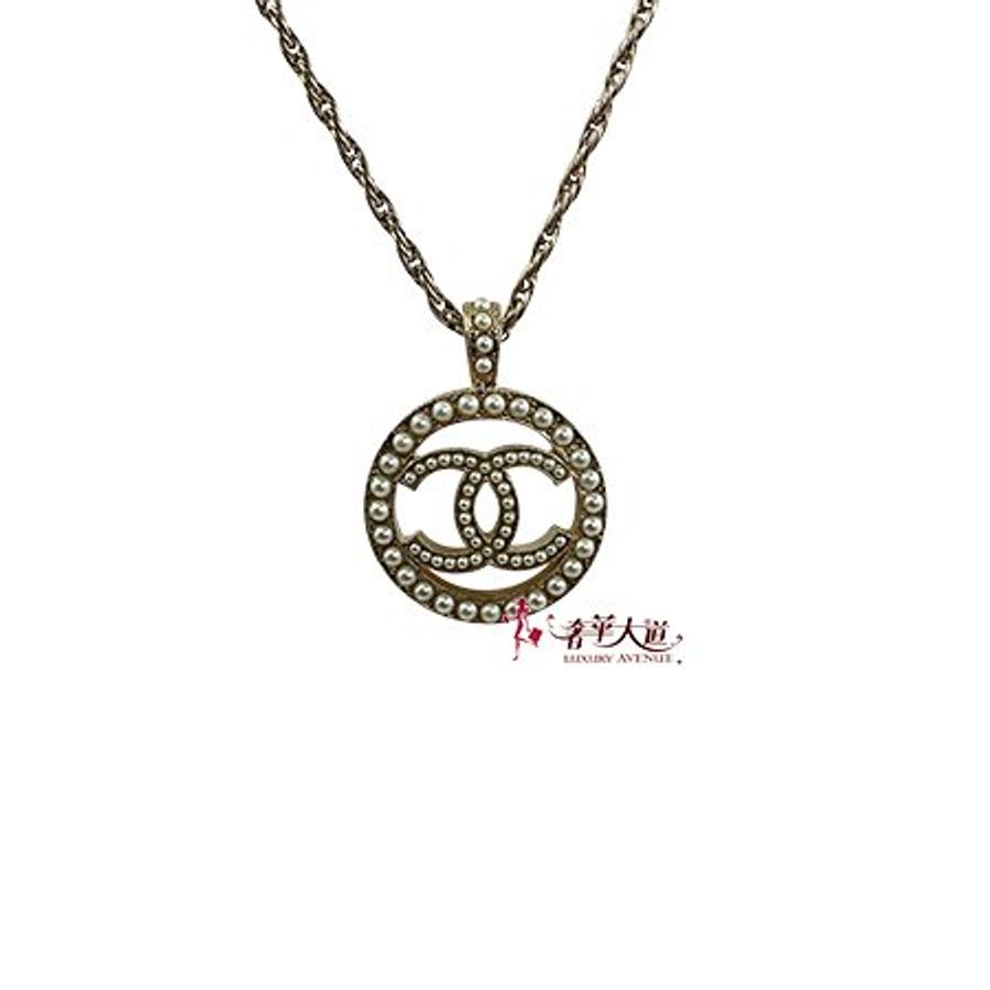 已售出*奢華大道國際精品*【CH0738】CHANEL 雙C LOGO米金色珍珠圓型項鍊 A99076-0