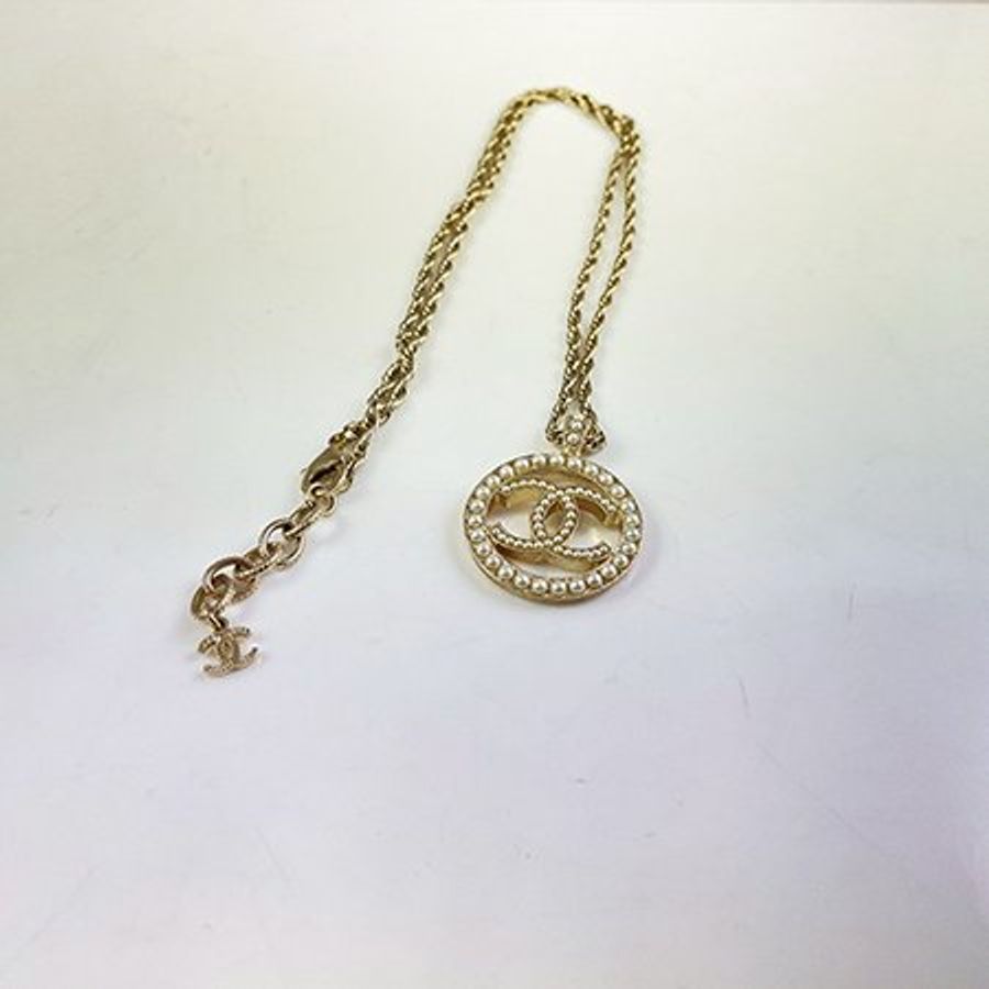 已售出*奢華大道國際精品*【CH0738】CHANEL 雙C LOGO米金色珍珠圓型項鍊 A99076-1