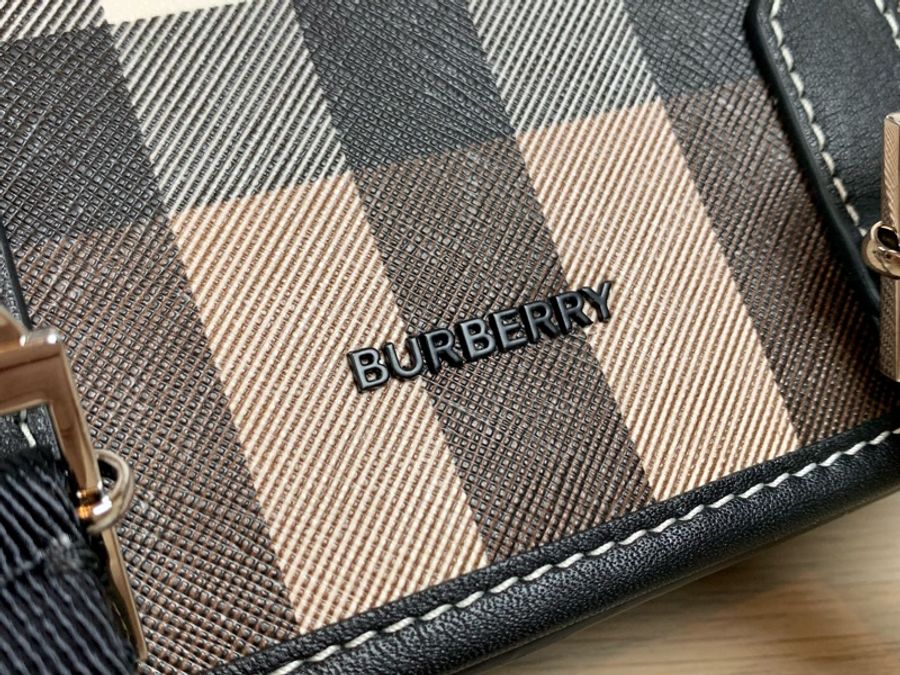 Burberry 格紋斜背包、郵差包 8052804 Check Crossbody Bag-4