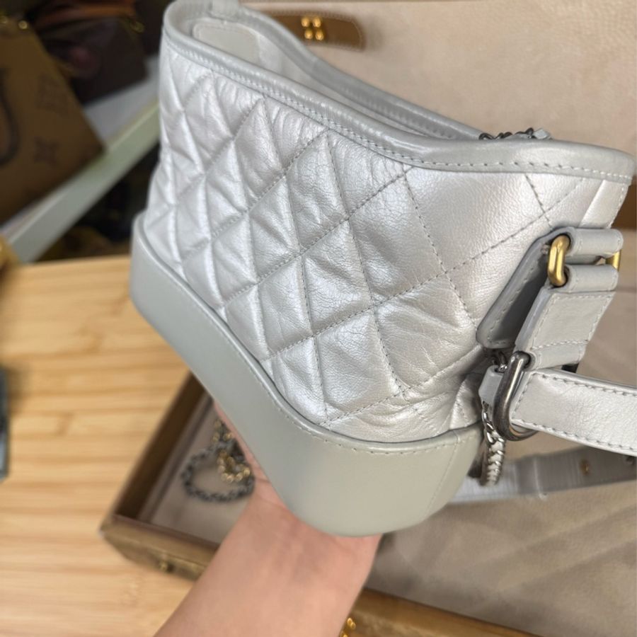 CHANEL 珍珠灰白菱格小款流浪包🩶🤍好可愛-4