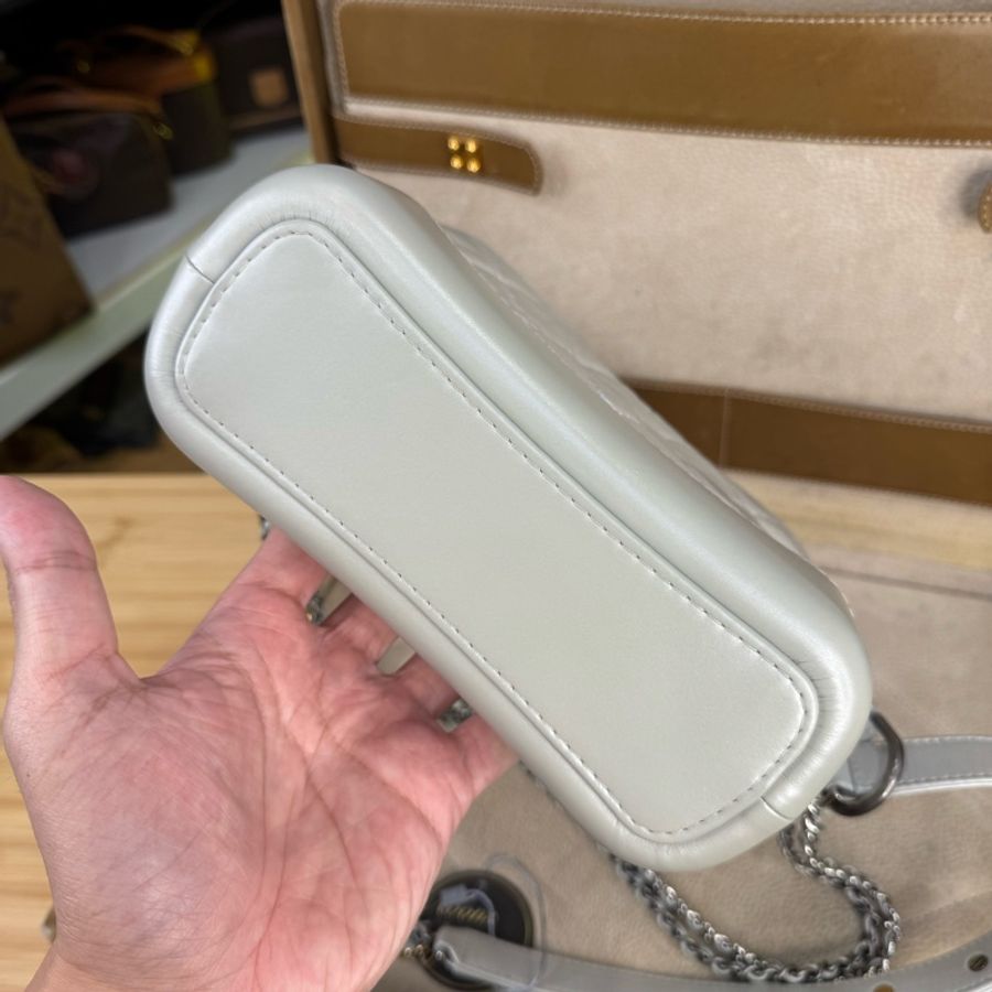 CHANEL 珍珠灰白菱格小款流浪包🩶🤍好可愛-6