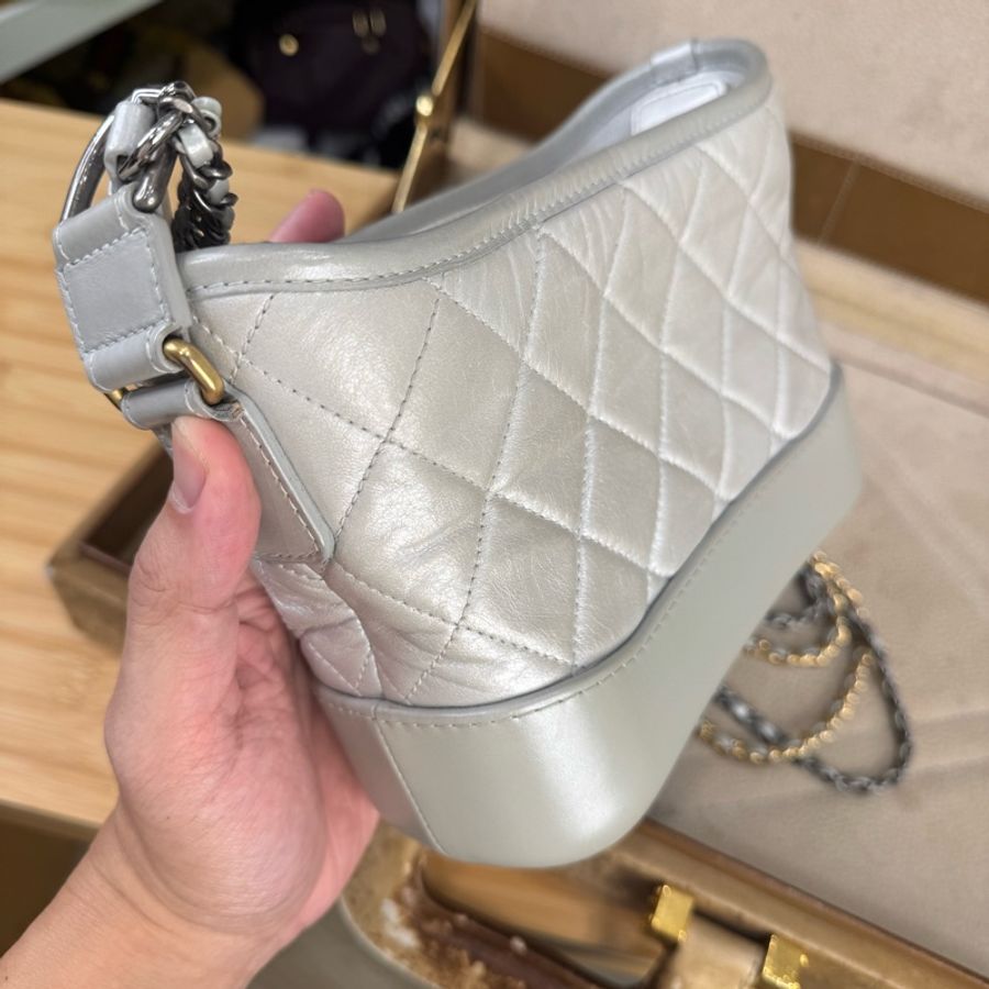 CHANEL 珍珠灰白菱格小款流浪包🩶🤍好可愛-7