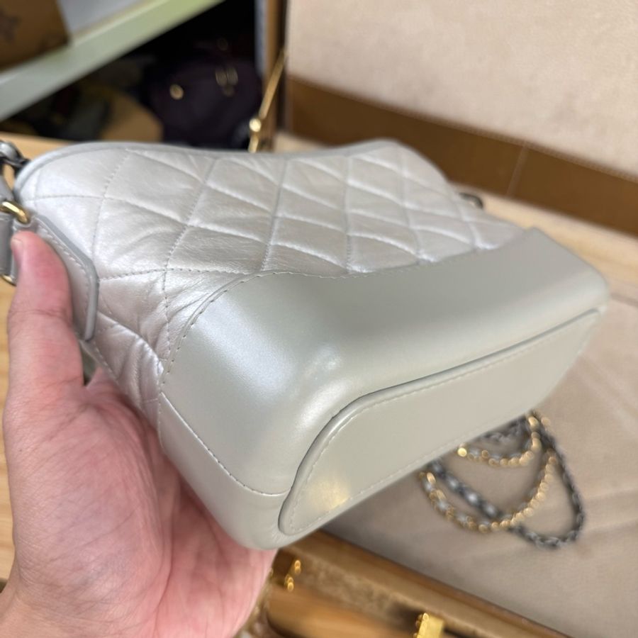 CHANEL 珍珠灰白菱格小款流浪包🩶🤍好可愛-8