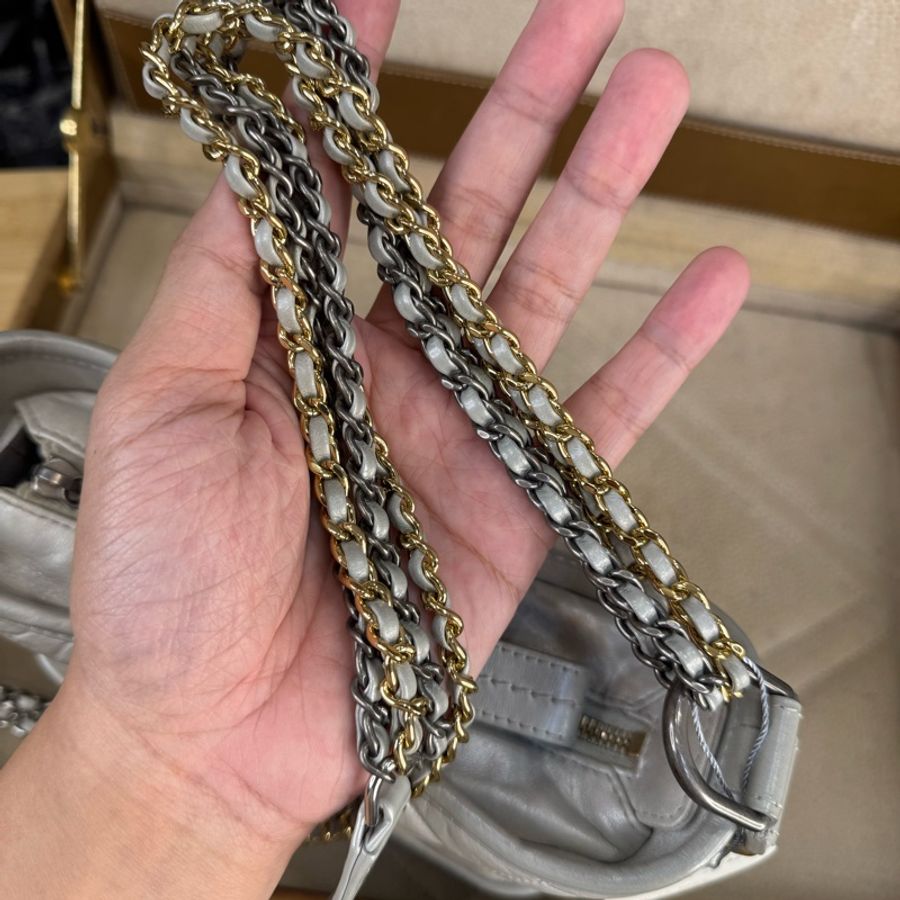 CHANEL 珍珠灰白菱格小款流浪包🩶🤍好可愛-13