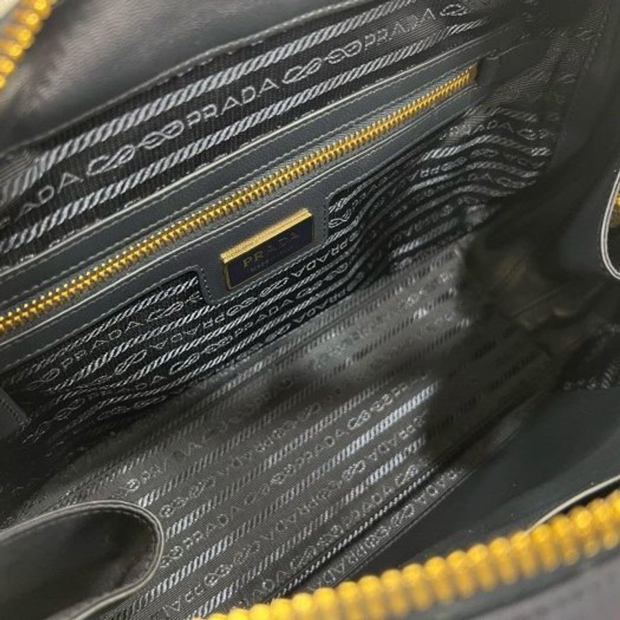 東區正精品㊣PRADA 1BB115 1978 深藍色尼龍金三角牌皮革背帶斜背包肩背包保齡球包兩用包 RZ6131-3