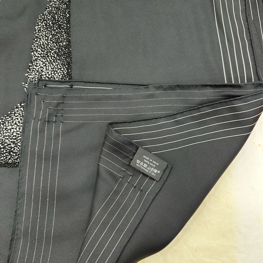 Hermes 限量手工釘珠 馬頭黑色絲巾90x90-1