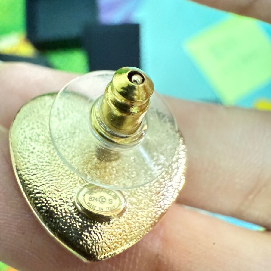 Chanel。24s芭比粉。愛心粉鑽珍珠母貝耳環。-3