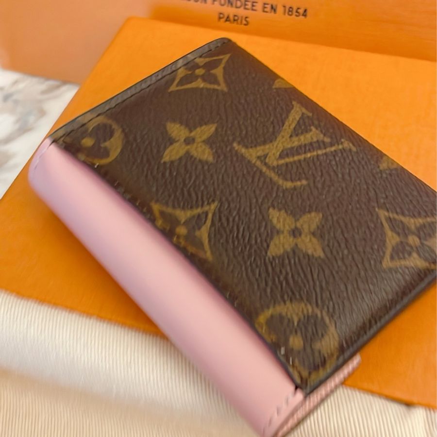 近新閒置正品✨ LV Louis Vuitton路易威登 Zoe 系列Monogram老花三折短夾金釦/粉-2