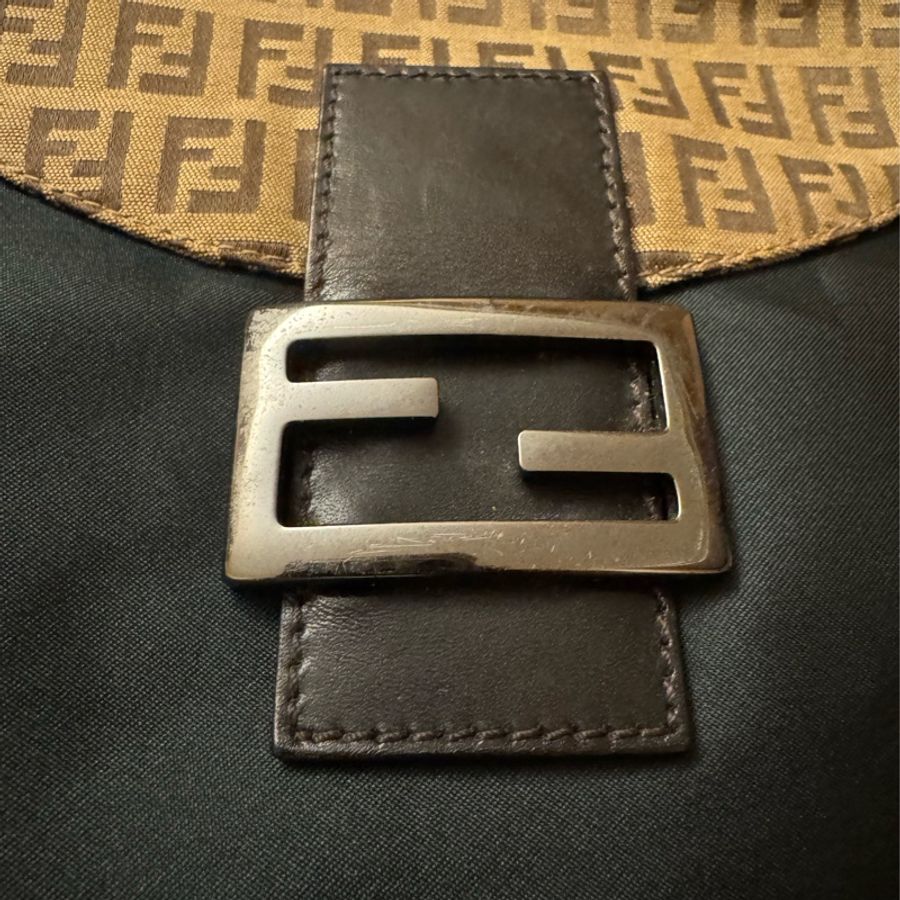 FENDI 經典精品🉐超值套組大特價🉐全套都幫您配好了👍老花肩背手提包 +老花長夾 =整套出售,喜歡一起帶走(成套更有質感及收藏完整度&穿搭一致性)瘀-44