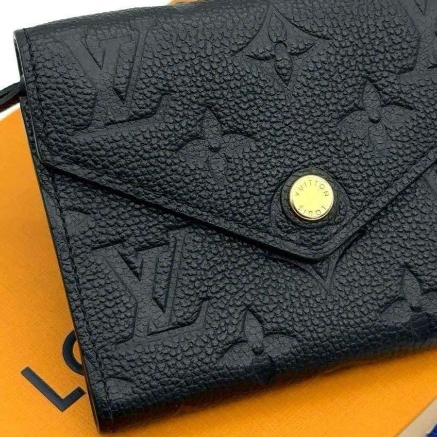 🌷LouisVuitton 壓紋短夾錢包 |經典花紋✦fufu style 精品✦ 氣質款|-5