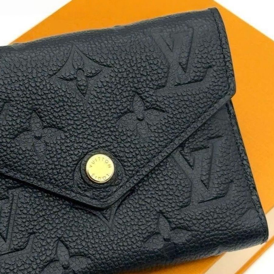 🌷LouisVuitton 壓紋短夾錢包 |經典花紋✦fufu style 精品✦ 氣質款|-6