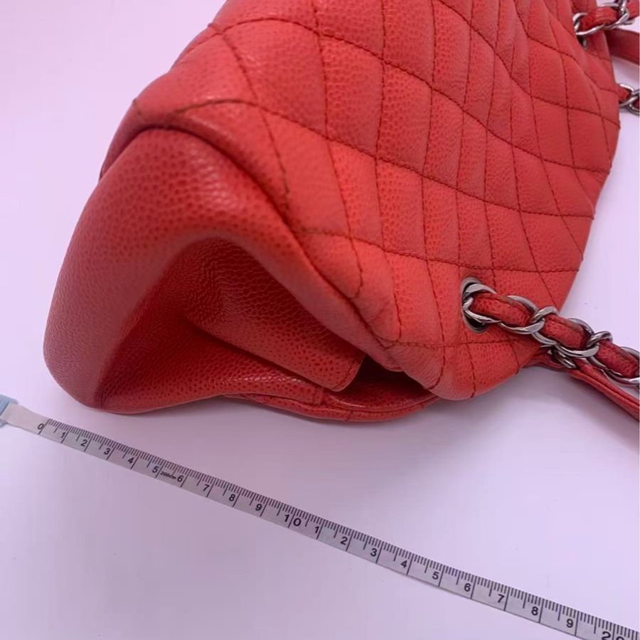 二手Chanel香奈兒西瓜紅銀魚子醬保齡球鏈條包,邊角有輕微使用痕跡,鐳射17開-13