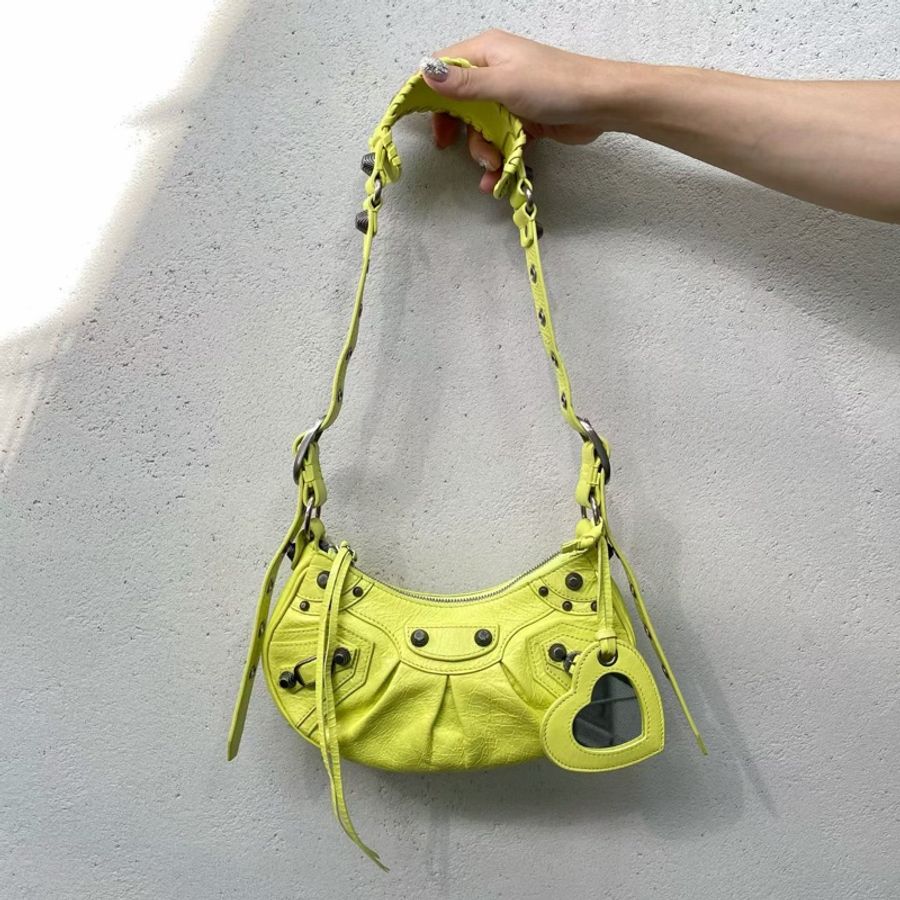 「JL精品代購」極新 Balenciaga螢光黃色Le Cagole月牙豌豆款機車包-3