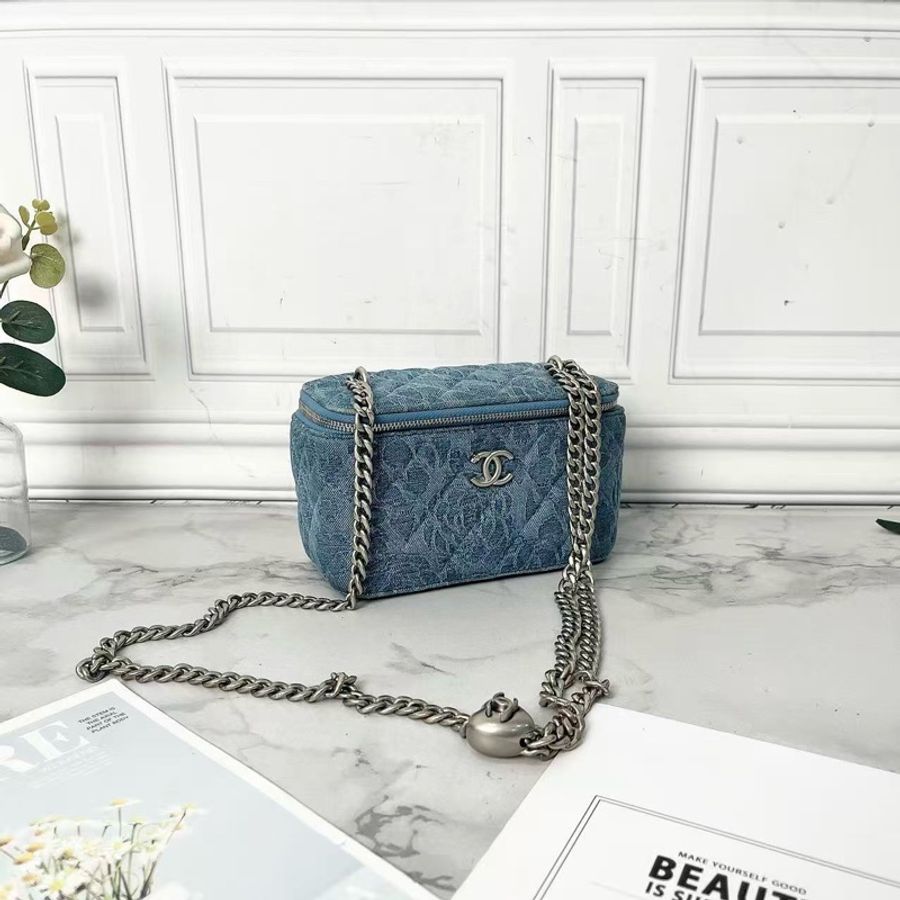 CHANEL 23P藍色牛仔丹寧山茶花銀扣愛心調節扣化妝盒斜背包17×8×9.5 98新配件塵袋-3